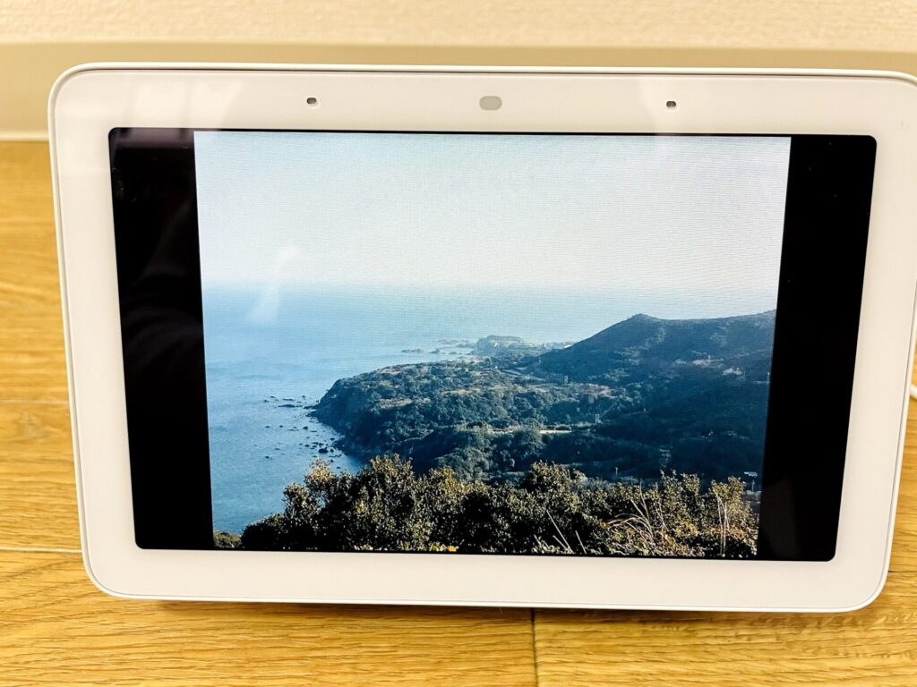 Google Nest Hubで風景写真をフォトフレームとして表示している様子