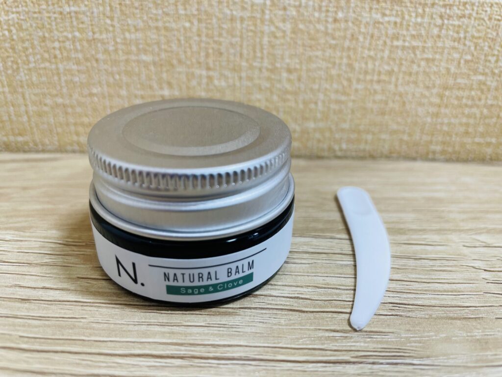ナプラN.ナチュラルバームの容器と付属スパチュラの写真