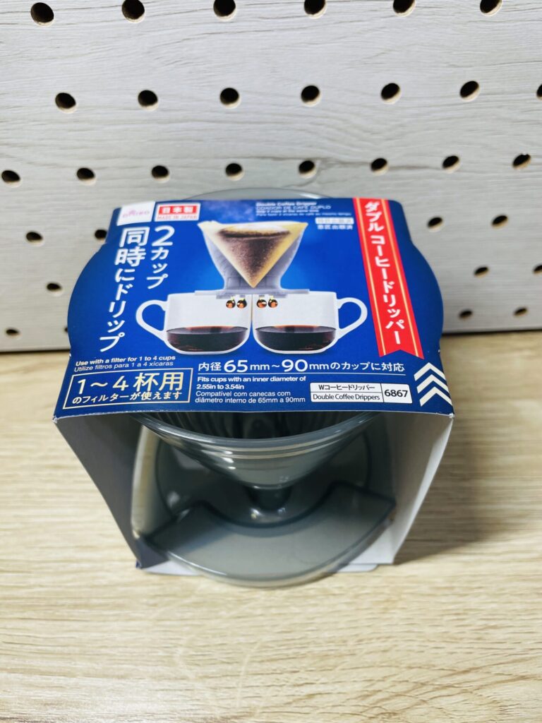 ダイソー「ダブルコーヒードリッパー」のパッケージ正面。2カップ同時ドリップのイラストと「1〜4杯用」の表記が見える
