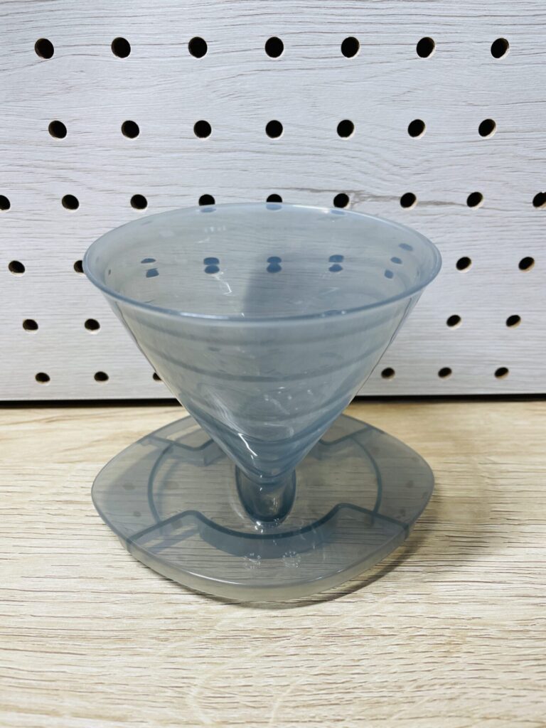 透明グレーのダブルコーヒードリッパー本体をテーブルに置いて撮影。円錐・台形フィルター対応の形状がわかる