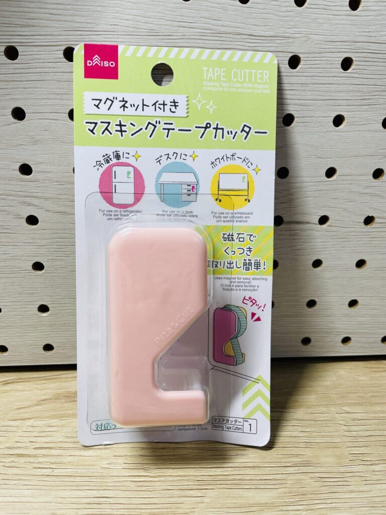 ダイソーのマグネット付きマスキングテープカッターの正面パッケージと商品説明が写った写真