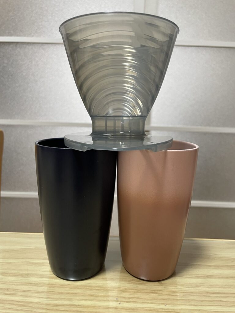 つのカップの上にダブルコーヒードリッパーを載せた様子。2杯同時にドリップできる安定感を示す