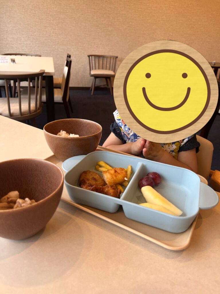 メルキュール京都宮津のバイキングで子ども用のプレート料理。フライドポテトや果物が盛られている。
