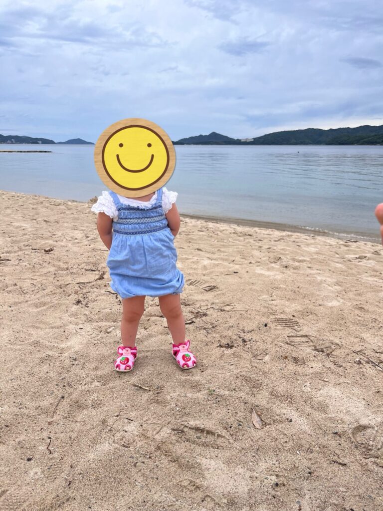 橋立近くの砂浜で海を眺める子どもの姿。