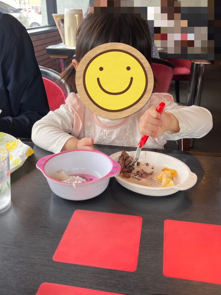 ステーキ屋さんで子どもがご飯と肉を食べている様子