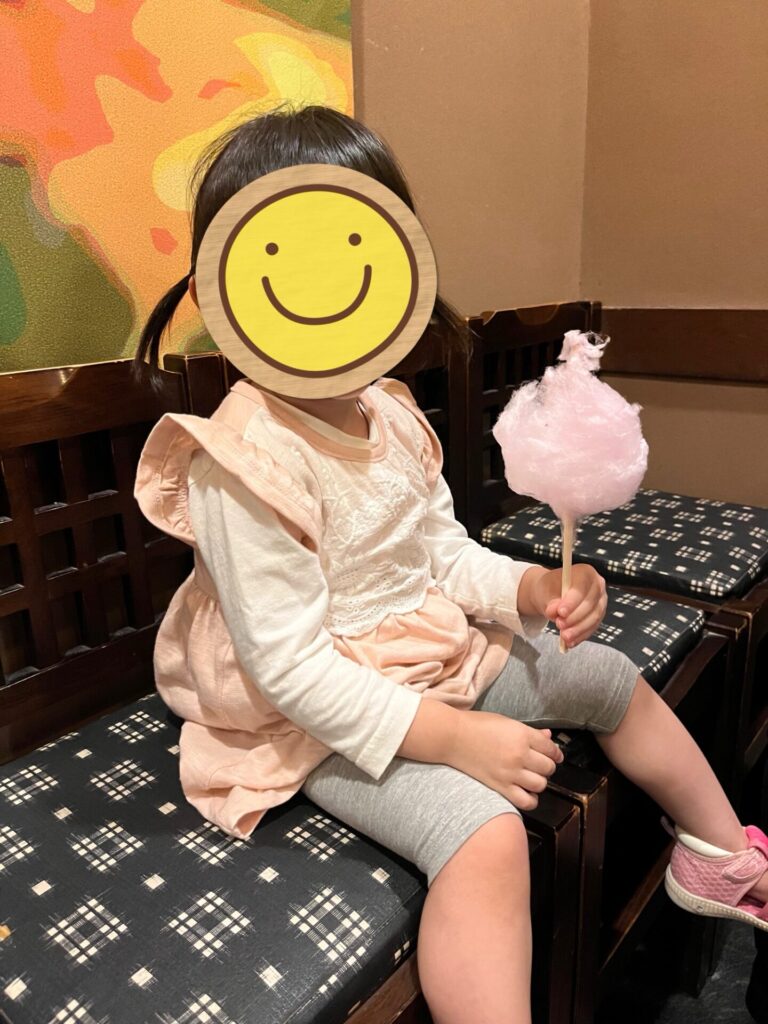 わたあめを手にした子ども
