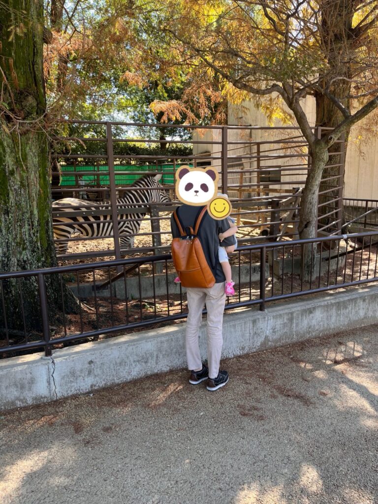 姫路市立動物園でシマウマを眺める親子の後ろ姿