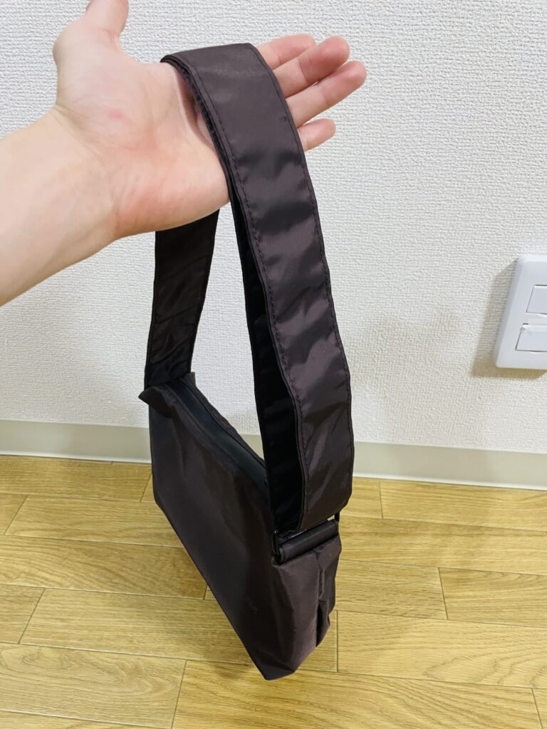 URBAN RESEARCH DOORS別注 撥水ショルダーバッグSの横からの写真。ブラウンカラーでファスナー部分が見えている