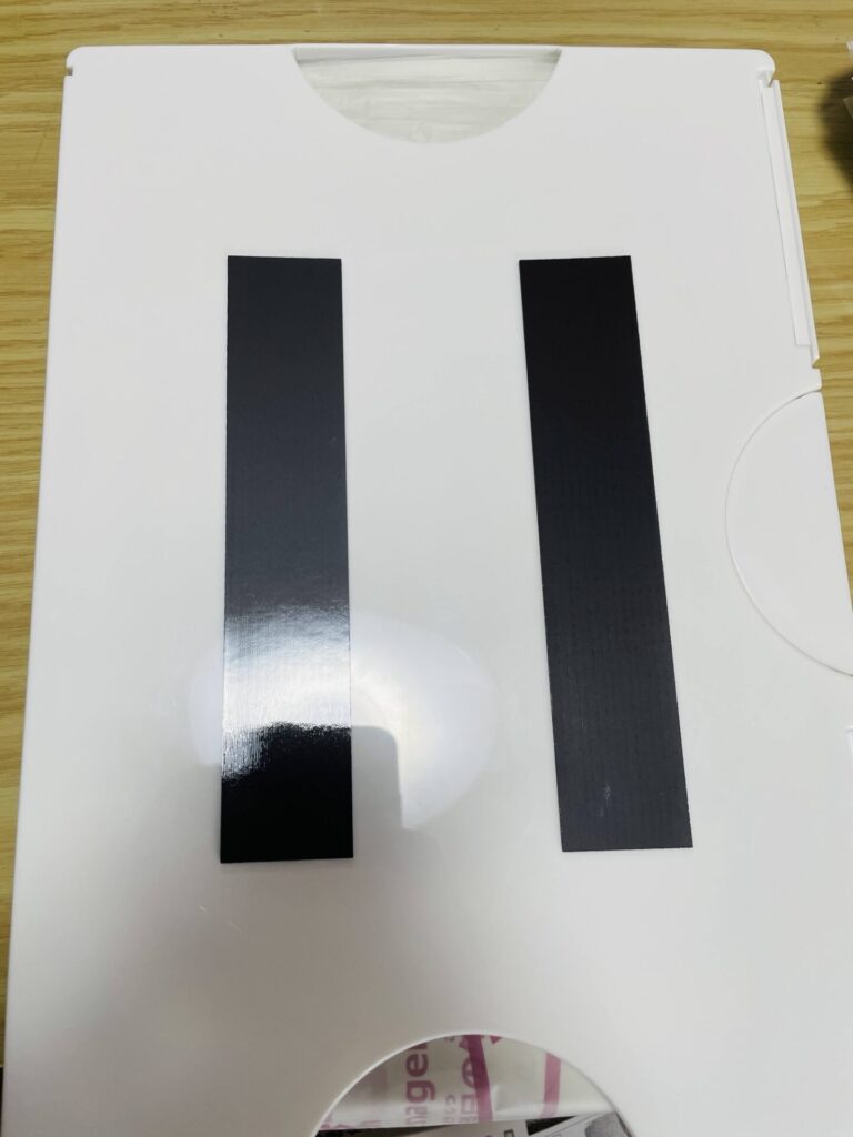 裏面に貼られた2本のマグネット部分の写真