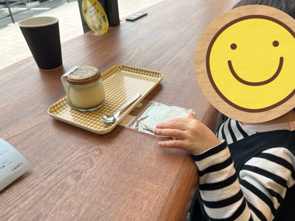 奈良公園近くのカフェで娘が大仏プリンを前にしている様子