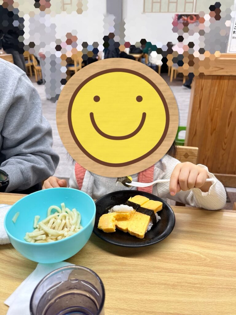 とれとれ市場で玉子寿司とうどんを食べる娘