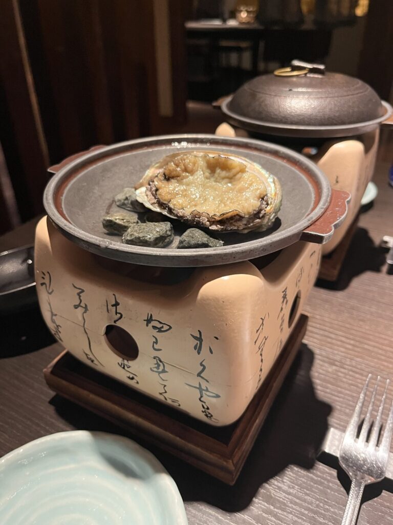 むさしの夕食で提供されたアワビの陶板焼き