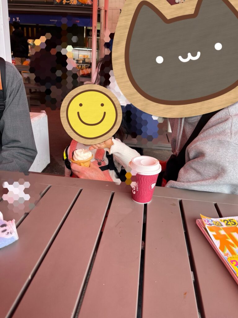 とれとれ市場の屋外テラスでアイスを食べる娘と家族