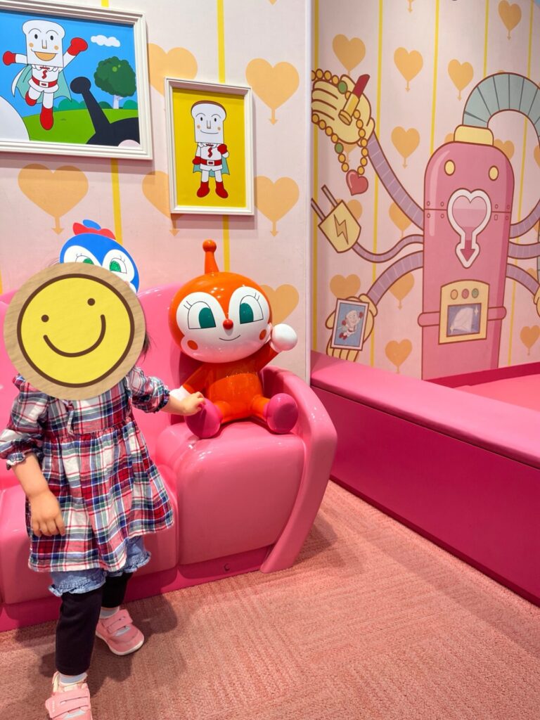神戸アンパンマンミュージアムの館内でドキンちゃんと写真を撮る娘