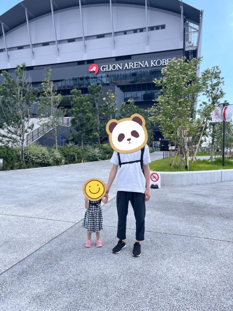 GLION ARENA KOBEの外観と家族での記念写真