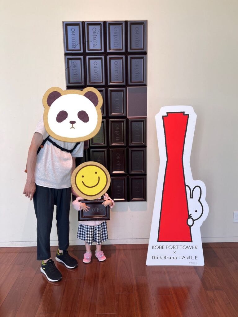 フェリシモチョコレート展でチョコレート型パネル前に立つ家族