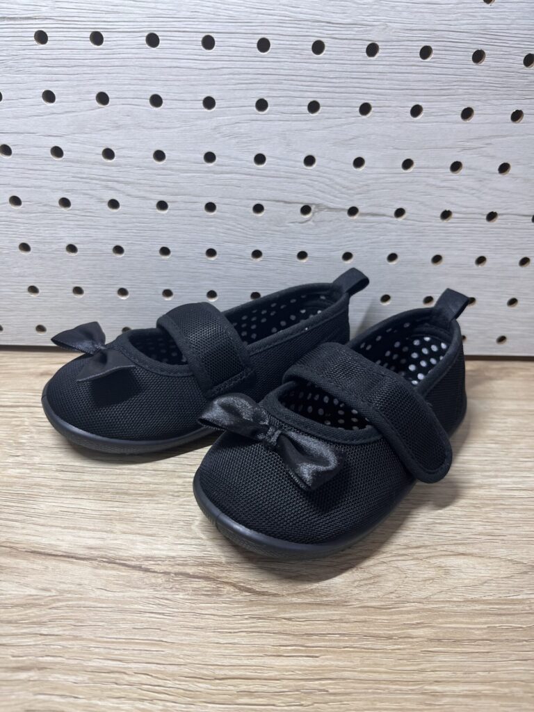 黒のリボン付きフォーマル靴（西松屋で購入）