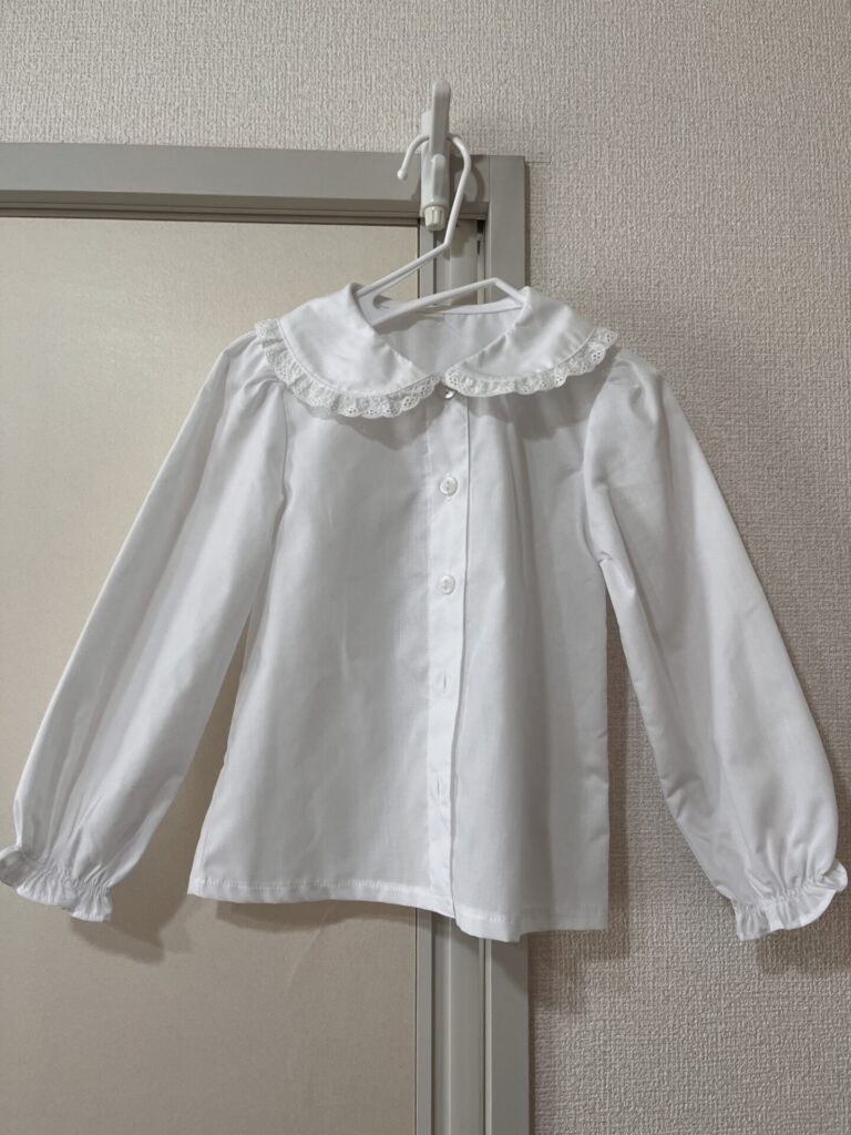 フリル付き襟の白い長袖ブラウス（西松屋）