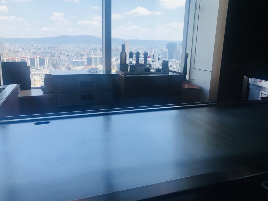 鉄板焼カウンター越しに大阪市街を一望できる景色