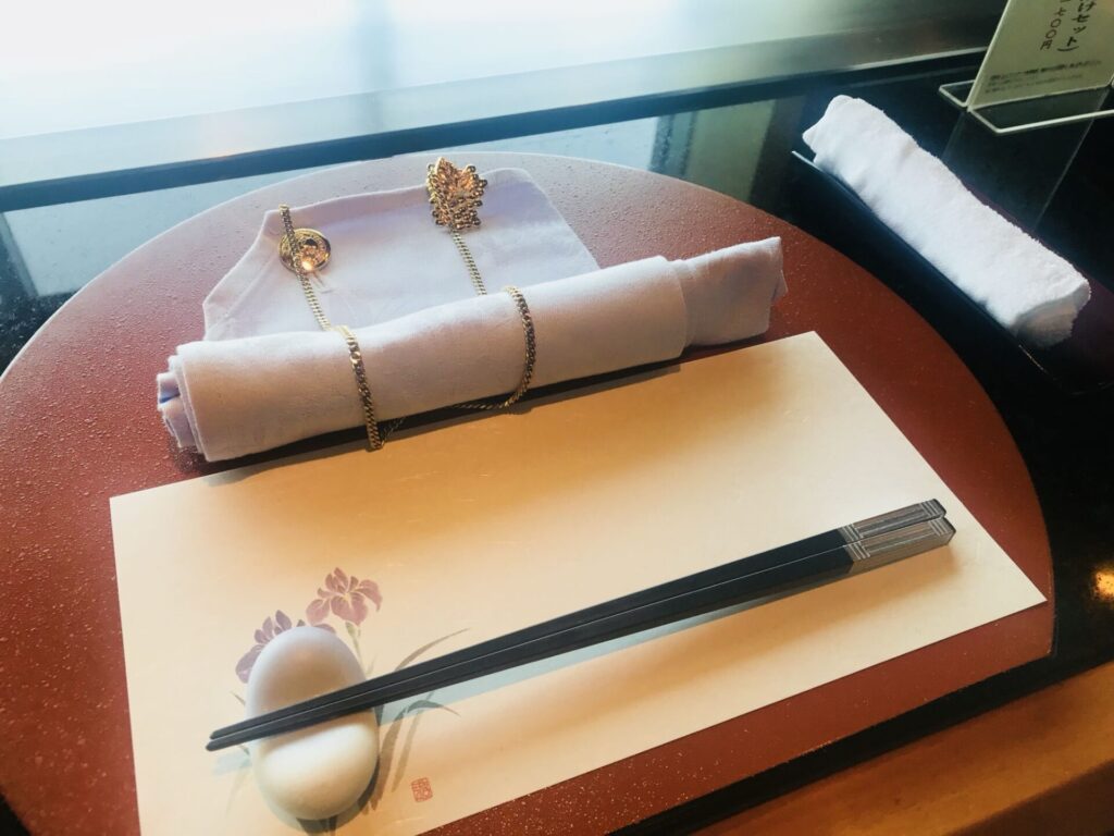 帝国ホテル大阪「嘉門」のランチで用意された上品なテーブルセッティング（ナプキン・箸置き・おしぼり）