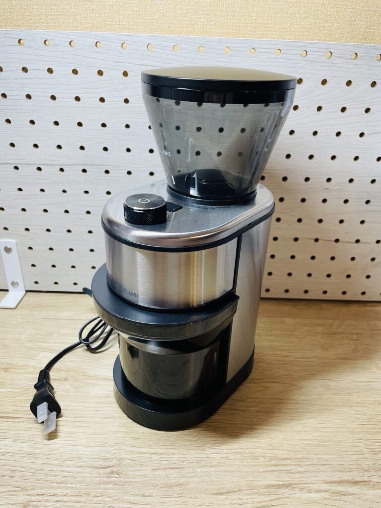 コイズミKKM-0400の本体全体写真。ステンレス調のデザインでキッチンになじむ外観。