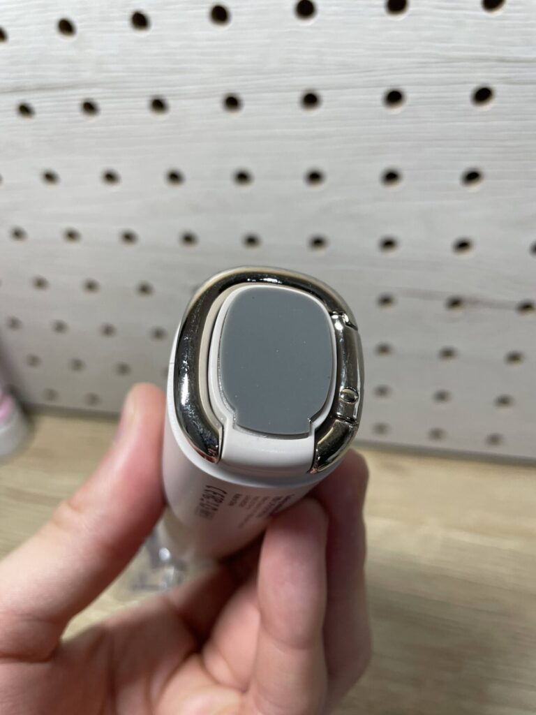 CICIBELLA冷却ハンディファンPROMAXの底面。滑り止めとカラビナ取り付け部が付いている。