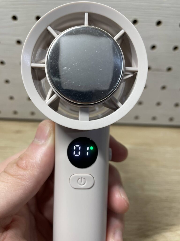 CICIBELLA冷却ハンディファンPROMAXの正面アップ。冷却プレート部分が中央に配置されている。