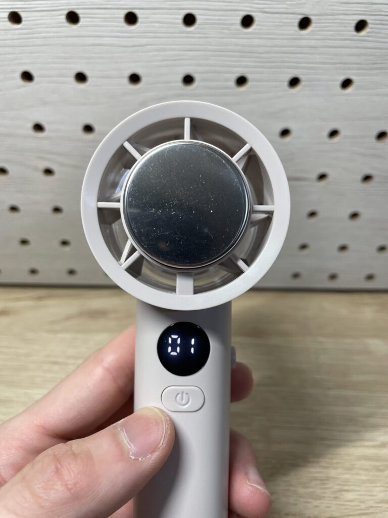 CICIBELLA冷却ハンディファンPROMAX正面。デジタルモニターに風量レベル「01」が表示されている。