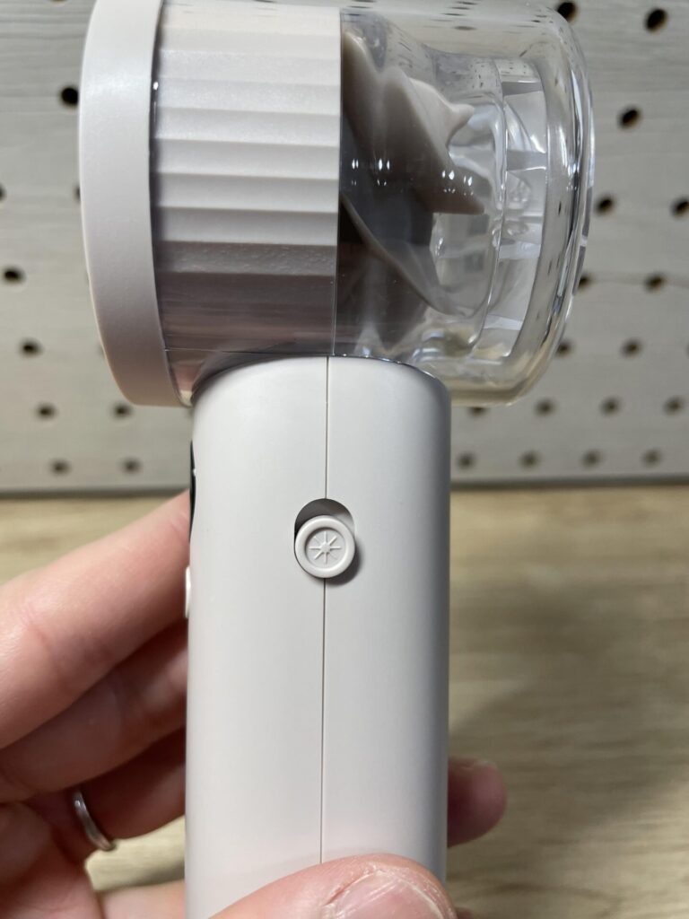 CICIBELLA冷却ハンディファンPROMAX側面。冷却プレートのオンオフ切替スイッチが見える。