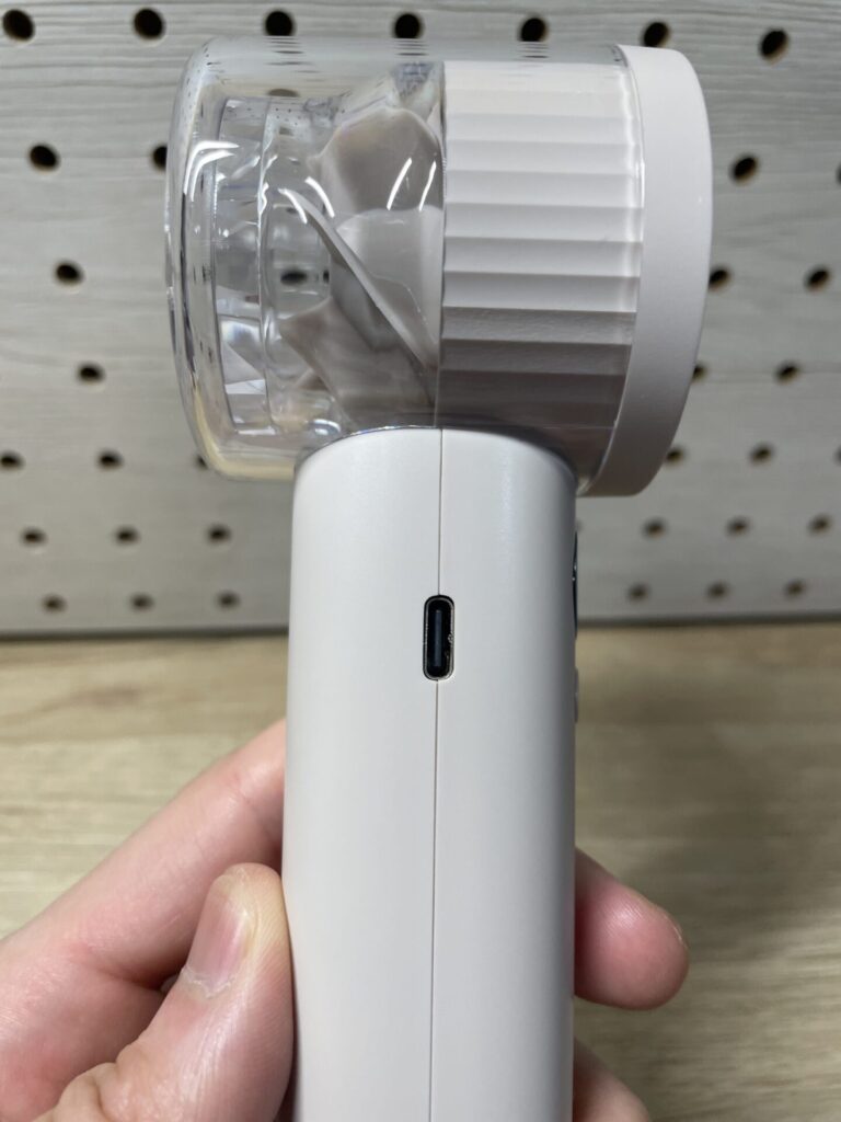 USB-C充電ポートが側面に付いているCICIBELLA冷却ハンディファンPROMAXの側面。