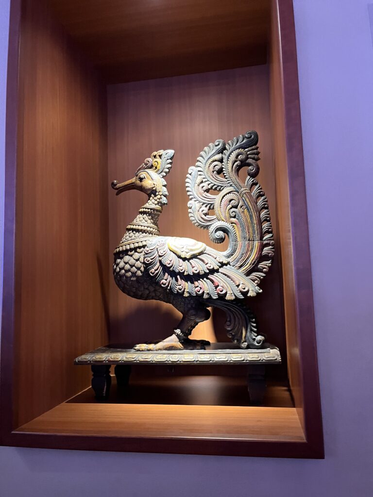 インド館（バーラト）の展示、木製の孔雀を模した工芸品の彫刻