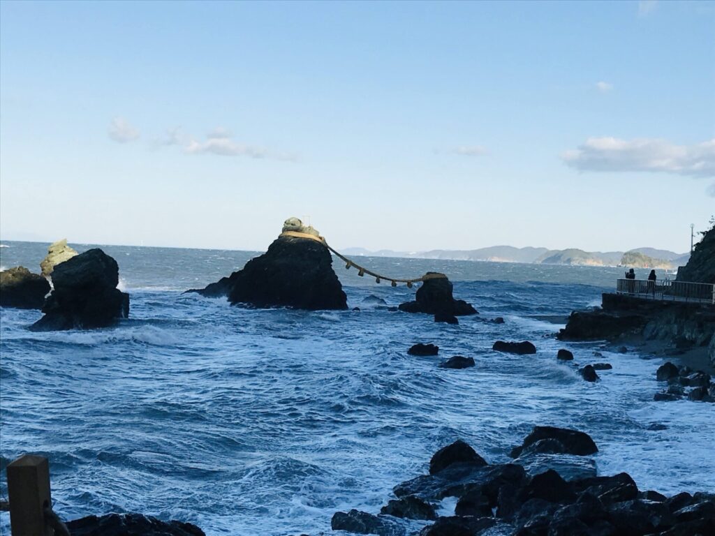 二見興玉神社から見える夫婦岩を撮影した写真。