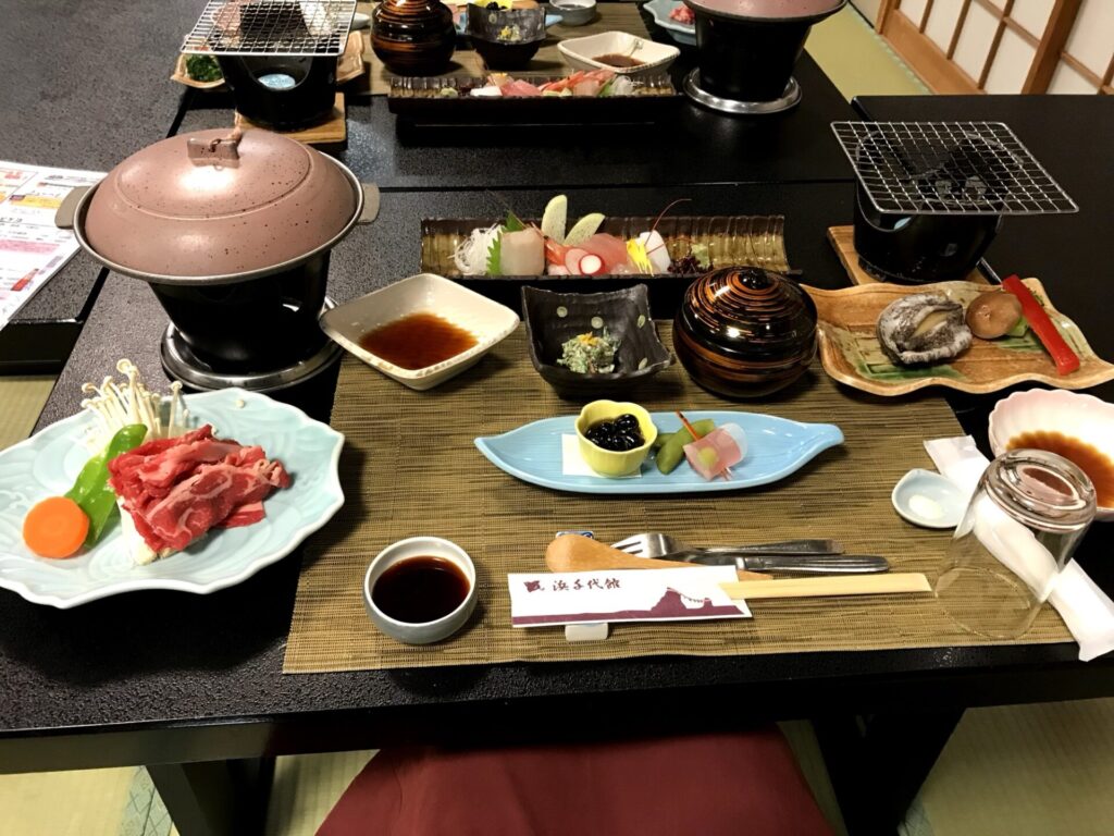 浜千代館で提供された夕食を撮影した写真。