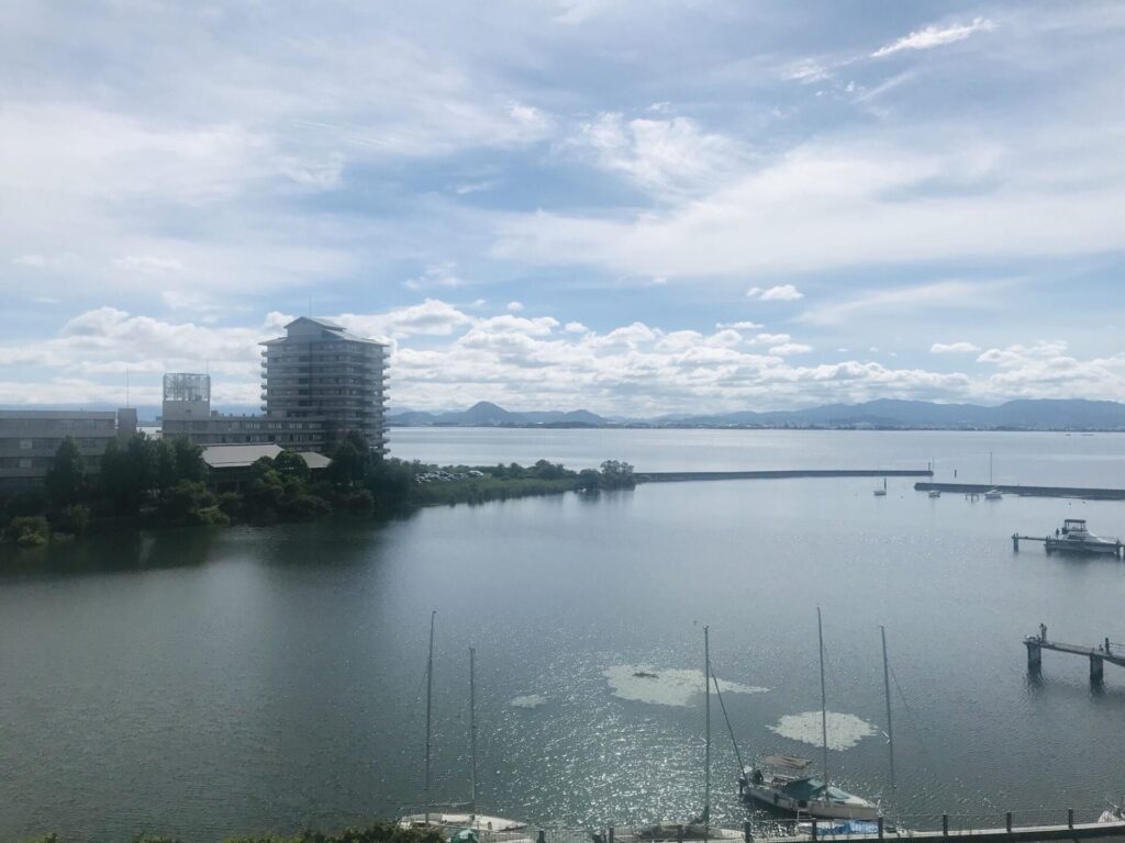 客室から見える琵琶湖の景色。穏やかな湖面と青空が広がる。