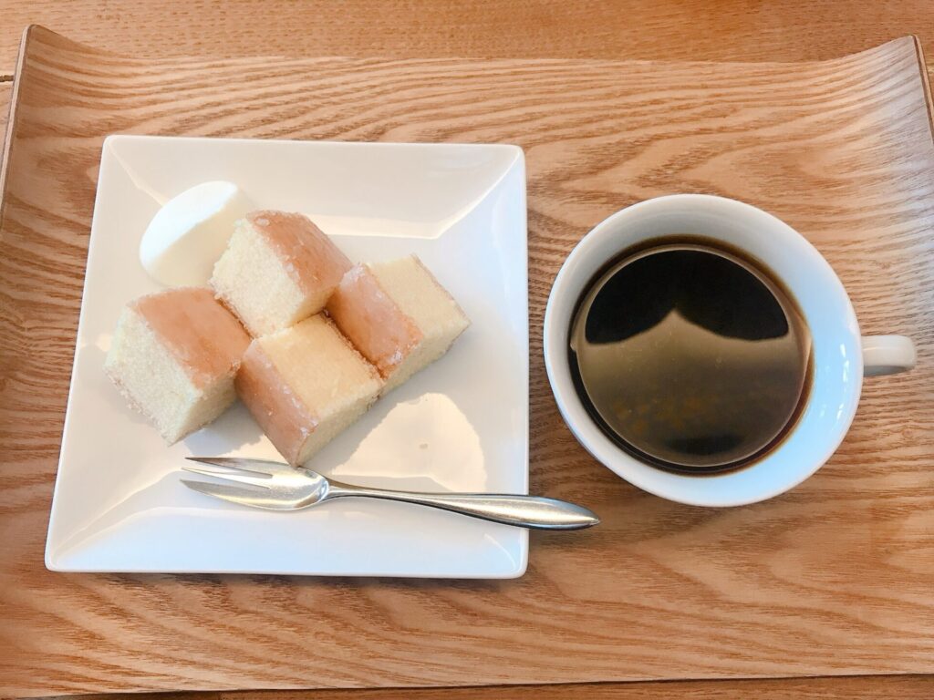 ラ コリーナ近江八幡で提供される焼きたてバームクーヘンとコーヒーのセット。
