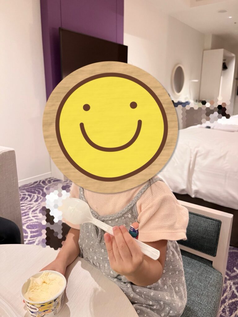 部屋でアイスを食べる子どもの様子