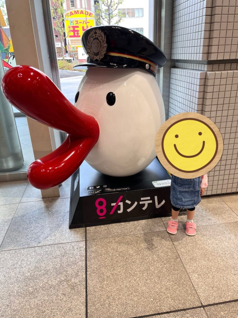 カンテレのキャラクター像と子どもの記念撮影