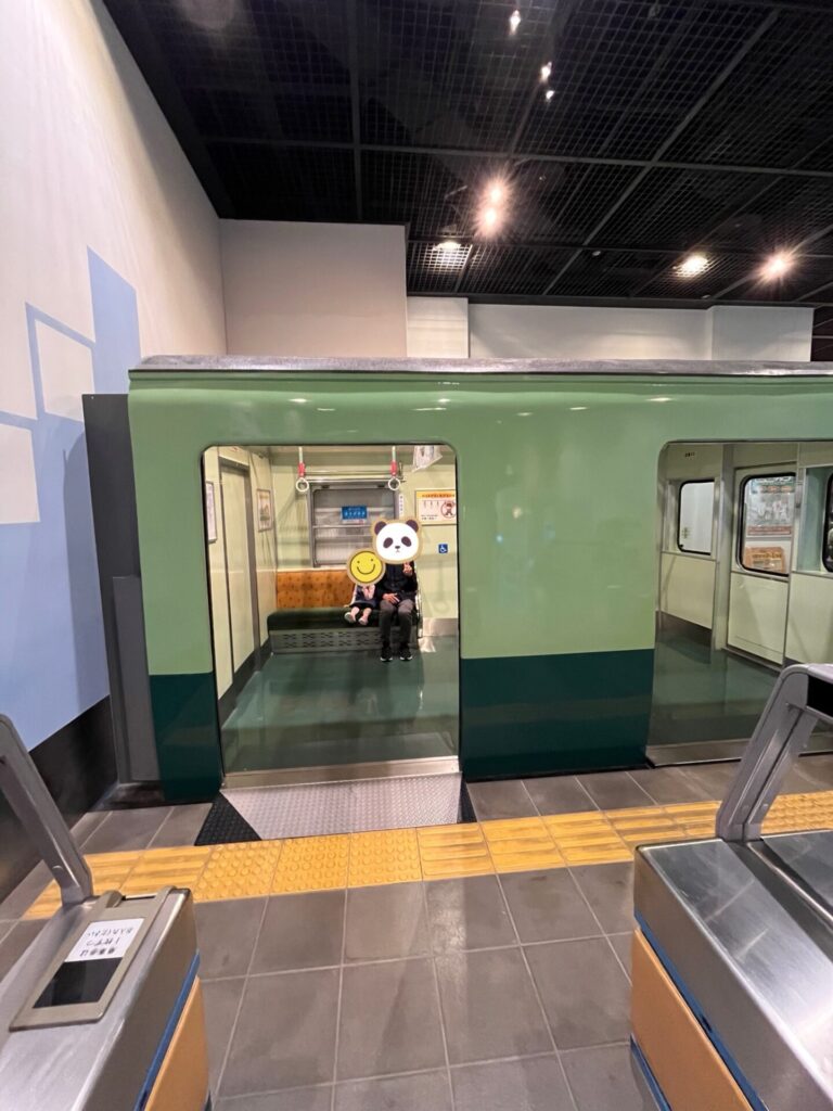 キッズプラザ大阪の電車と改札・券売機の展示エリア
