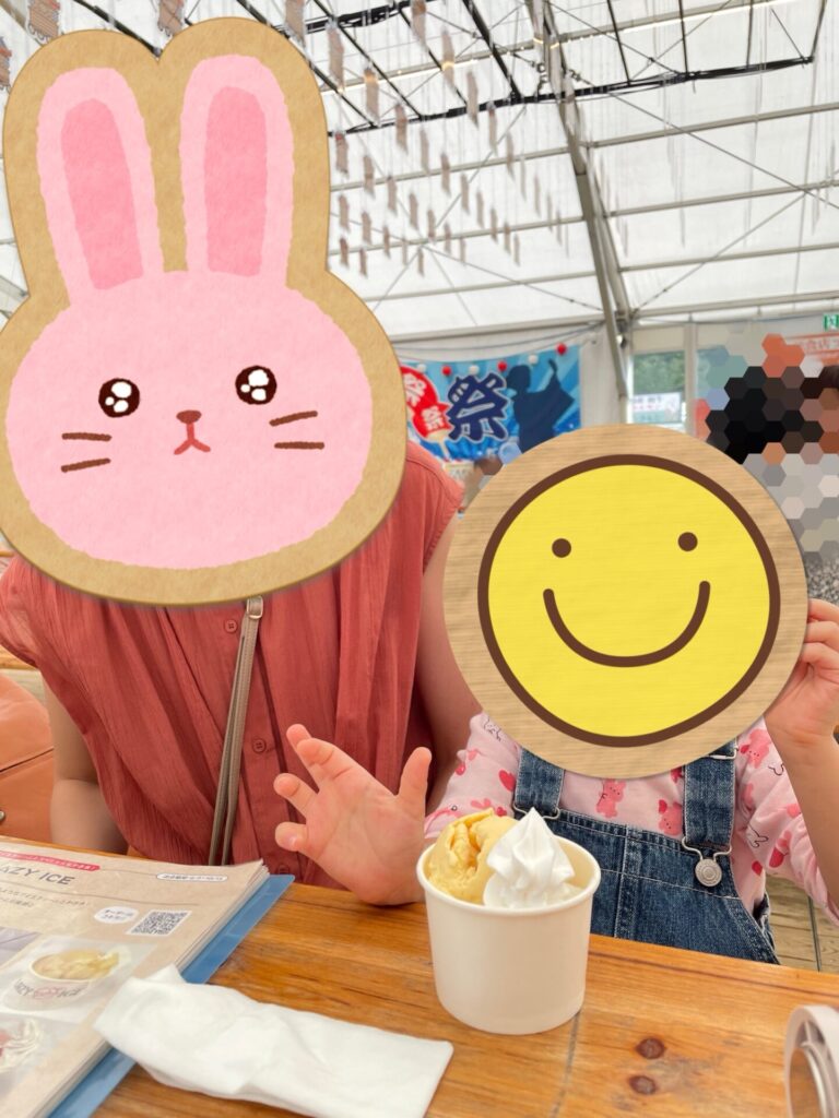 大阪城公園グルメエキスポの会場でアイスを食べる親子