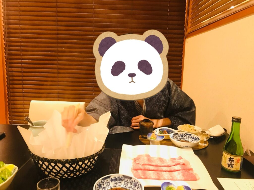 宿の個室で近江牛のしゃぶしゃぶを楽しむ食事風景。日本酒と小鉢料理が並ぶ。