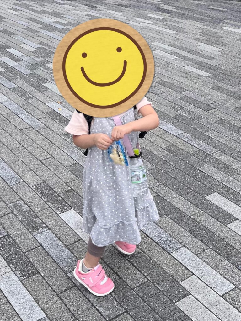 セリアのペットボトルホルダーでペットボトルを持ち歩く2歳の娘。軽くて歩きやすい。