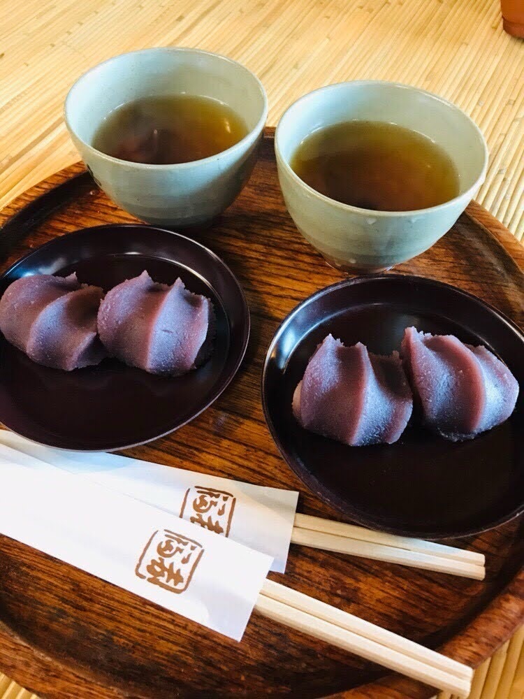 伊勢のおかげ横丁で赤福とお茶を撮影した写真。