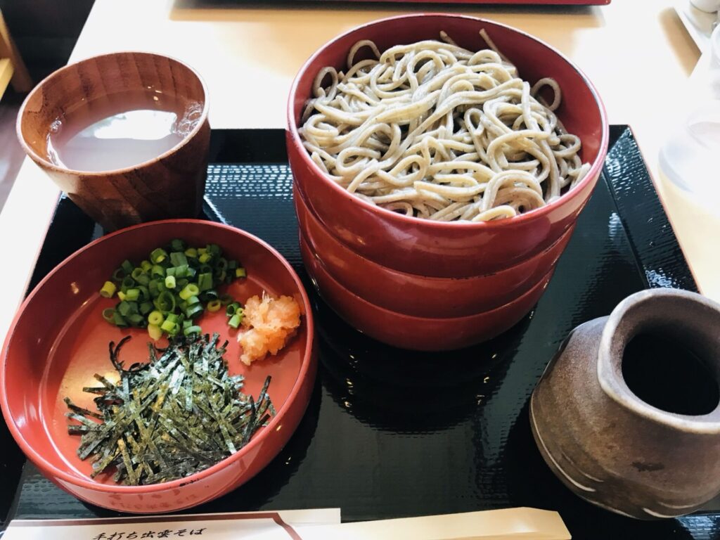 出雲そばの割子そば。三段重ねの器に薬味を添えた島根名物のそば料理。
