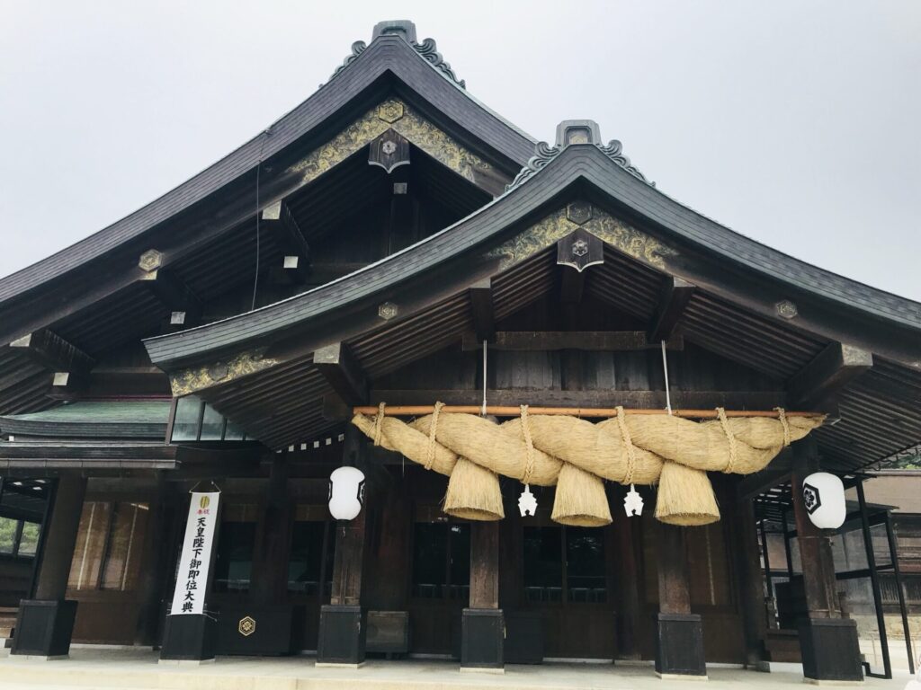 出雲大社の拝殿。大しめ縄がかかる荘厳な木造建築。
