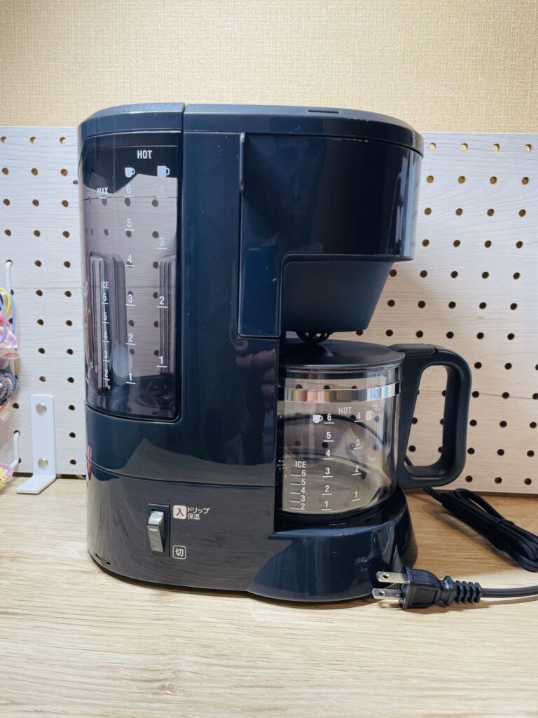 象印EC-MA60の本体とガラスサーバーを写した写真。シンプルなデザインが特徴。