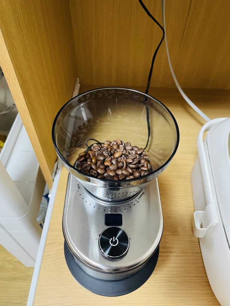 コイズミKKM-0400のコニカル式ミルにコーヒー豆を入れた様子。均一に挽ける構造がわかる。
