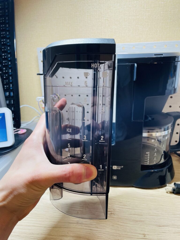 水タンクを取り外して直接水を入れられる象印EC-MA60の構造がわかる写真。