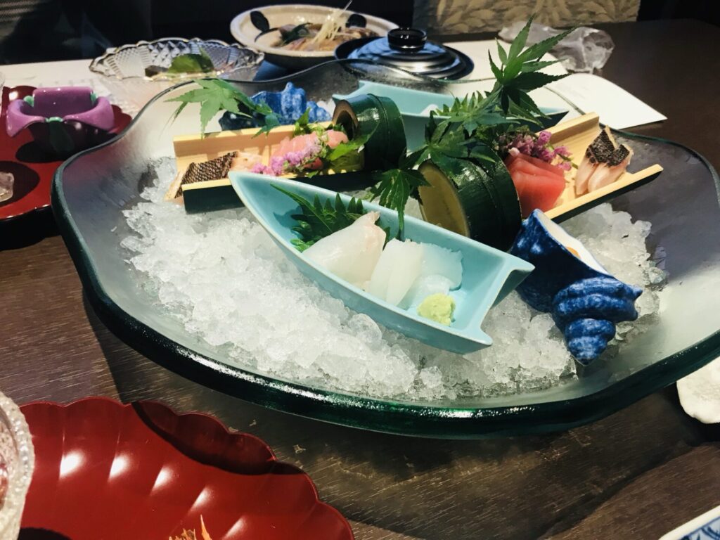 宍道湖温泉なにわ一水の夕食、お造りが舟形の器に盛られた会席料理。
