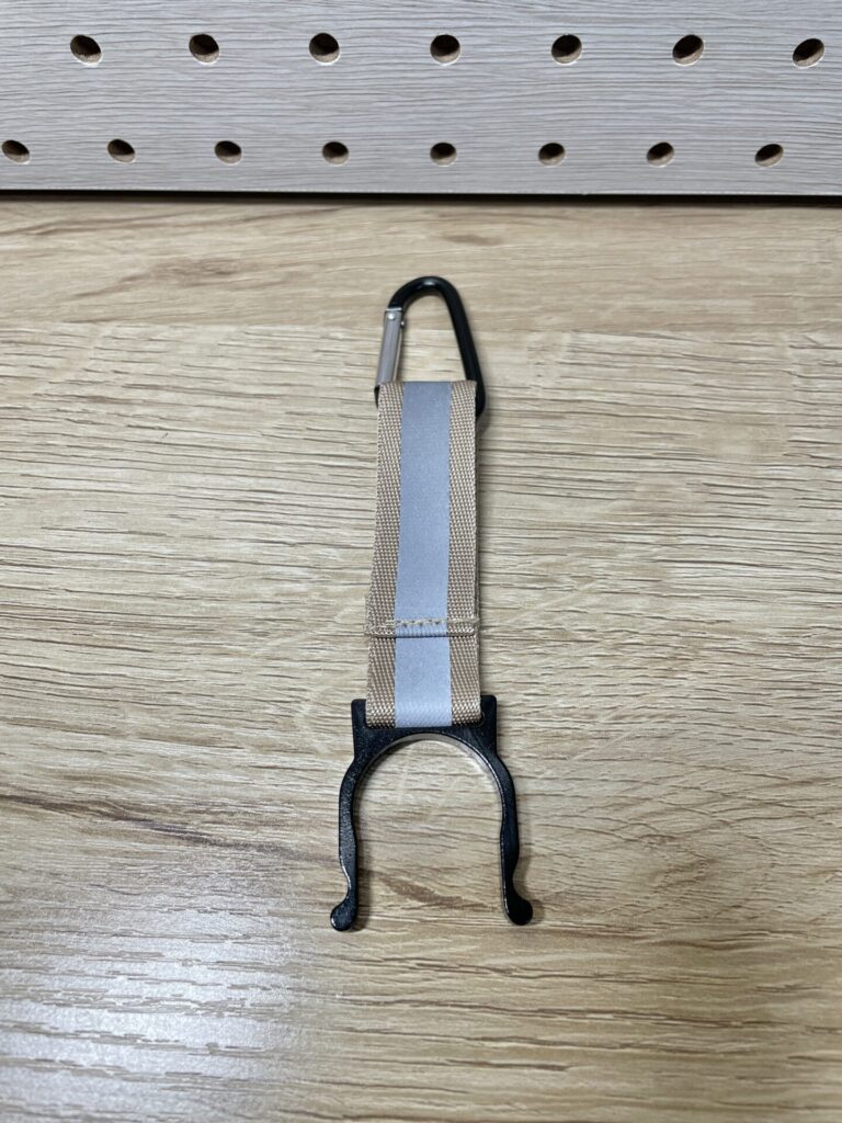 ペットボトルの首部分にはめて使うタイプのホルダー。ズボンやリュックにぶら下げられる軽量タイプ。