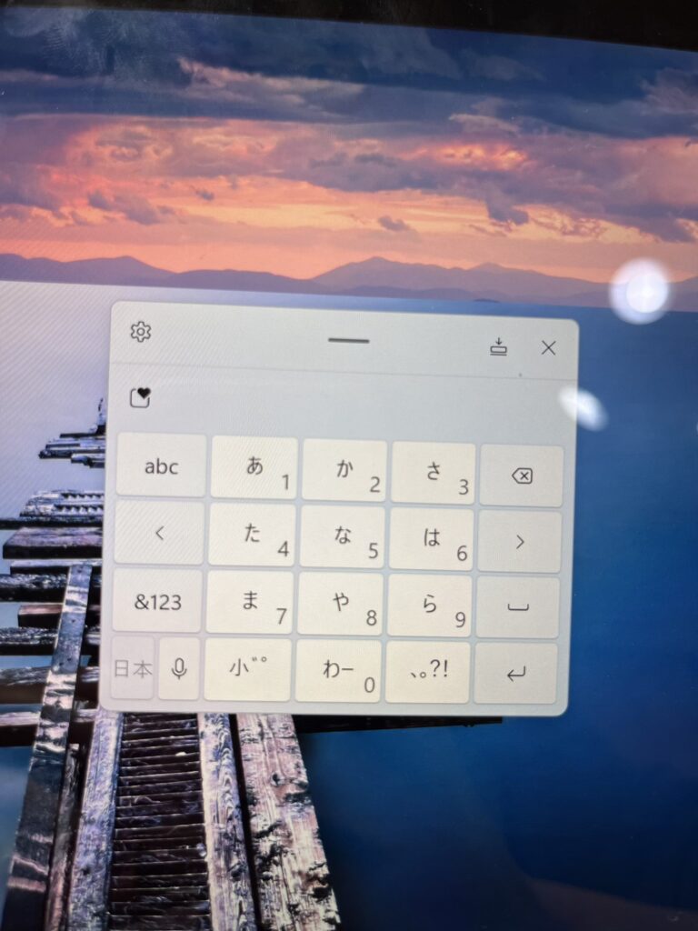Surfaceで12キー入力が反映されたタッチキーボード。長押しでフリック入力もできる